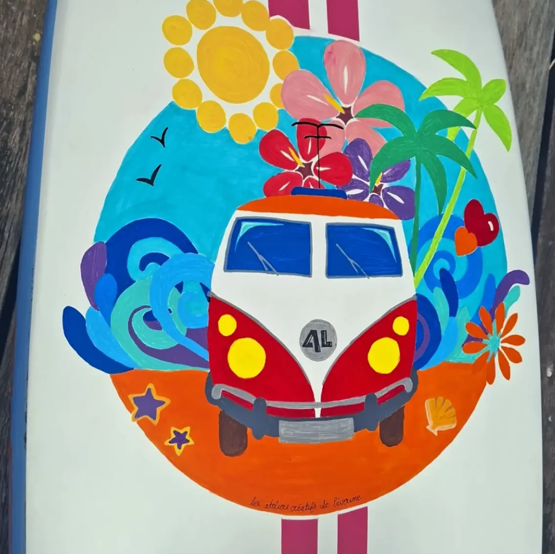 Planches colorées sur la plage